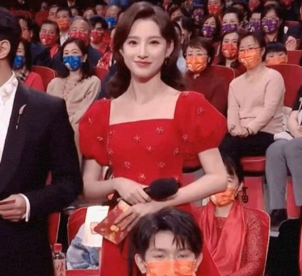 春晚新主持马凡舒火了一身小红裙太惊艳原来谢娜19年就穿过