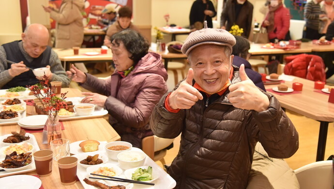 上海又见机器人大厨当家的社区食堂居民尝后想把年夜饭搬到这里吃