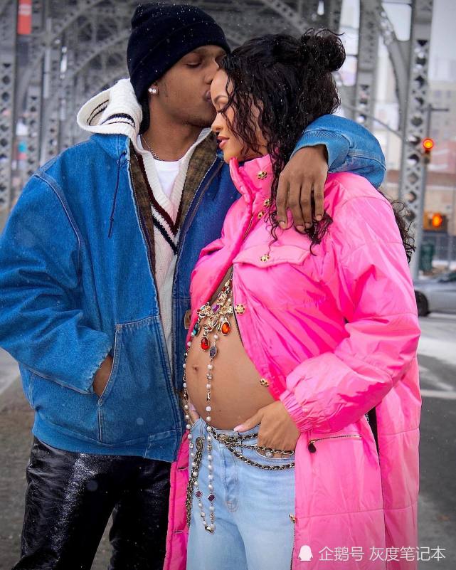 蕾哈娜和男友纽约街头秀孕照蕾哈娜成准妈妈挺孕肚甜蜜晒恩爱