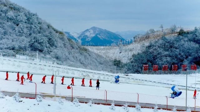 除了能让滑雪老手满足罗盘顶滑雪场还是初学者的天堂专业的滑雪教练