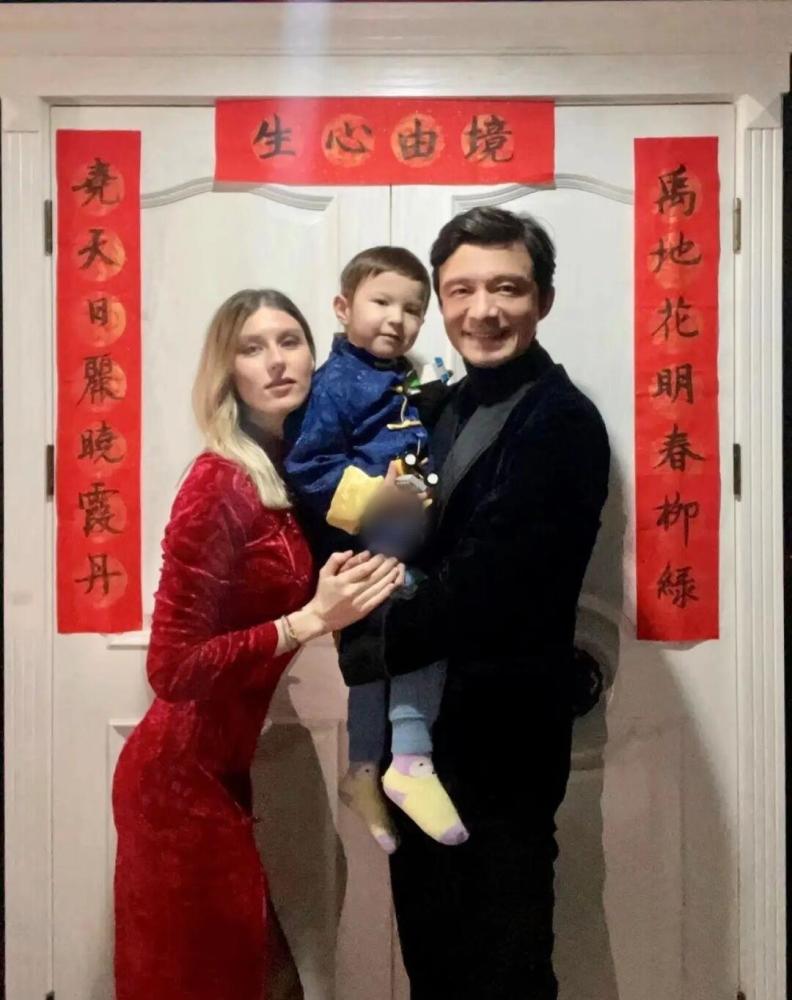 前国脚谢晖晒照二婚洋老婆穿旗袍秀水蛇腰混血儿子和爷爷好像