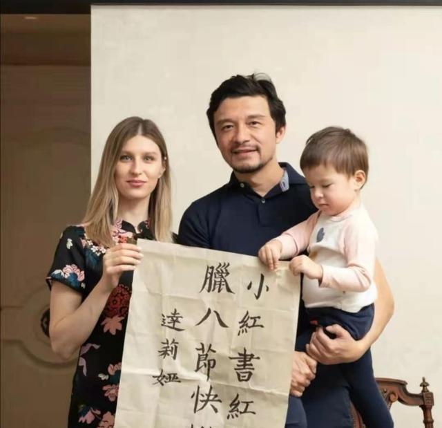 前国脚谢晖晒照二婚洋老婆穿旗袍秀水蛇腰混血儿子和爷爷好像