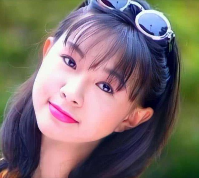 卓依婷平时也会在社交平台晒出与女儿的合照,女儿的长相与卓依婷年轻
