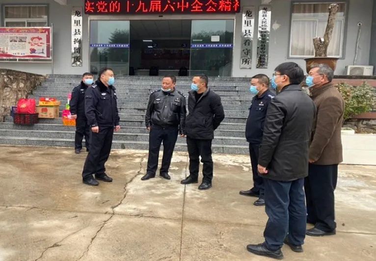 春节我在岗县四家班子领导到龙里县公安局看望慰问一线民辅警