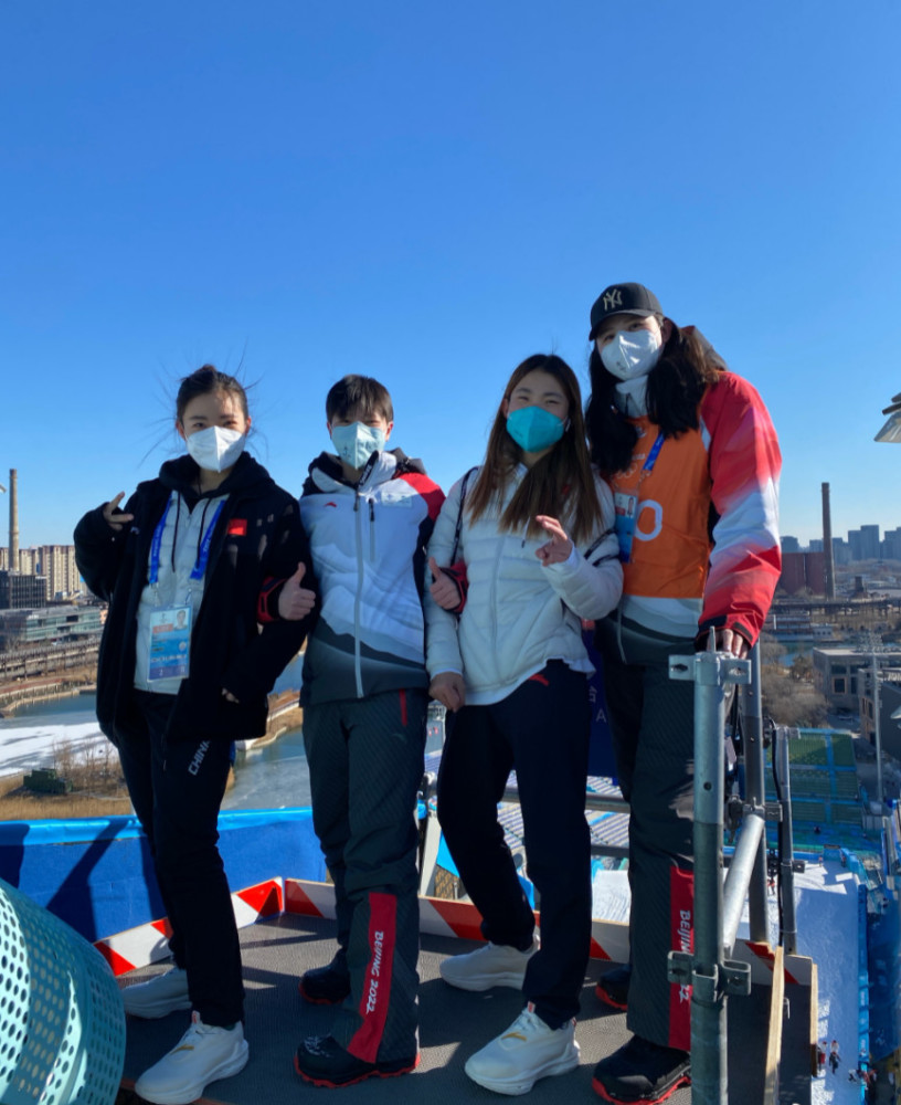 中国自由式滑雪运动员杨硕瑞祝大家新年快乐