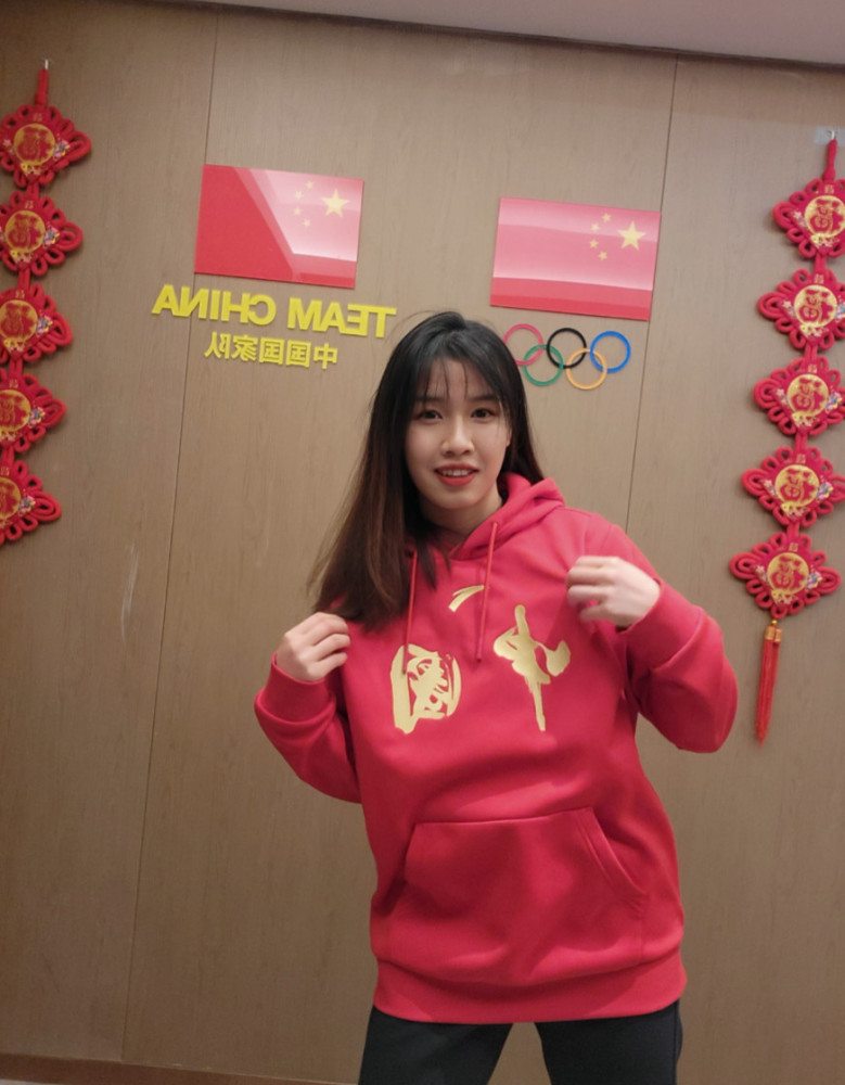 组图中国女子冰球队员李千华祝大家新年快乐