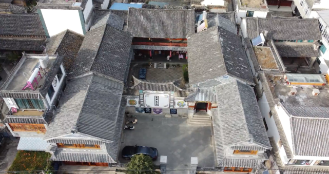 "四合五天井"是周城人家的标配,而在这些白族民居建筑里还有个最大