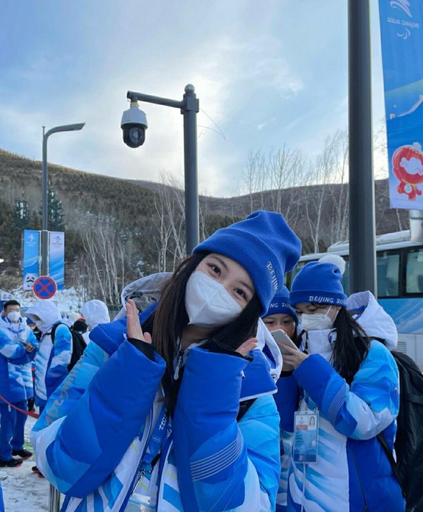 北京冬奥会即将开幕之际,一名"漂亮的志愿者"引起许多球迷的关注