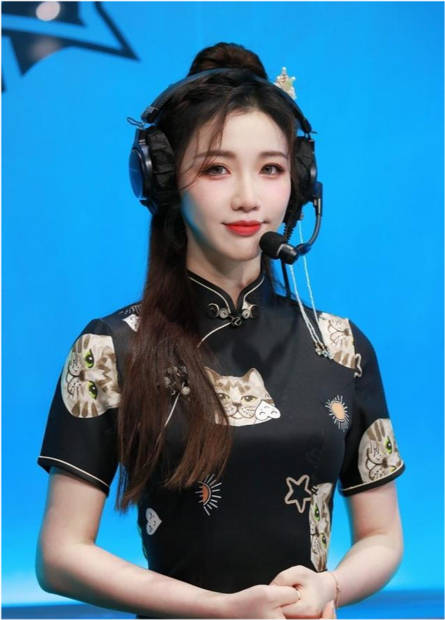 这个抽签的小姐姐好漂亮,之后就很长时间没看到过她出现在kpl的舞台上