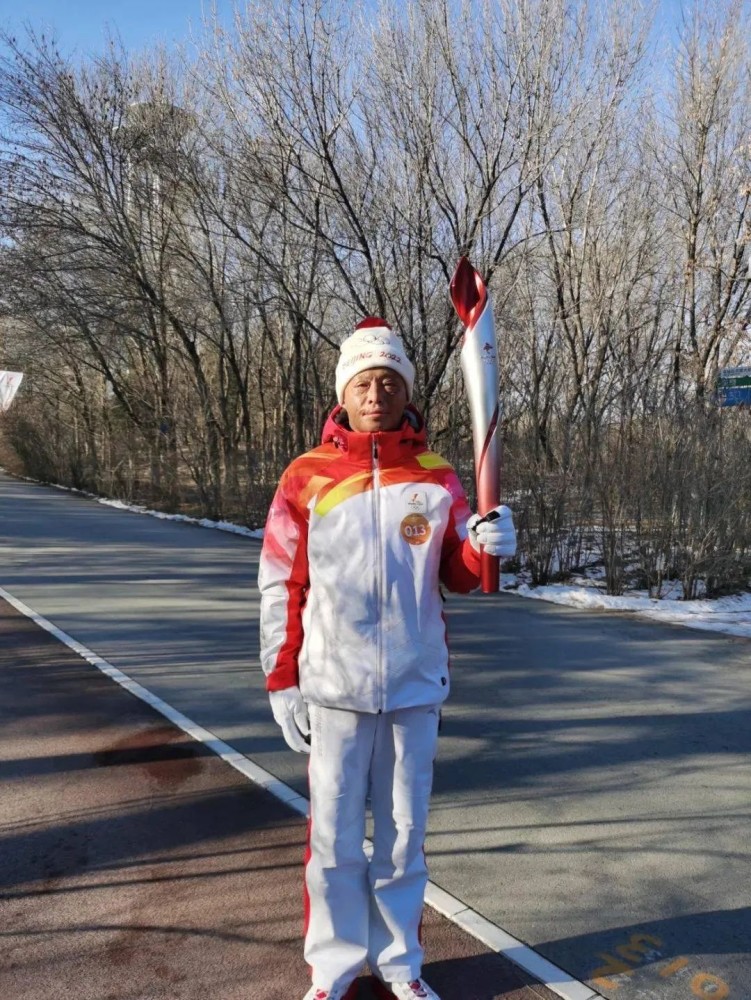 手套,帽子等在内的火炬手装备,即将作为第13号火炬手参加北京冬奥会