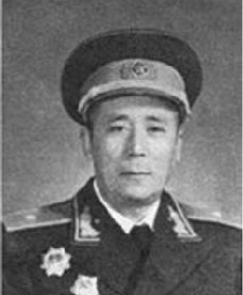 于权坤是吉林辽源人,1904年生,东北讲武堂毕业,后入东北军,先后任排长