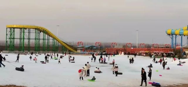 亿龙童话大世界开启"冰雪嘉年华 花灯迎新春"的观逛吃赏新春模式,超