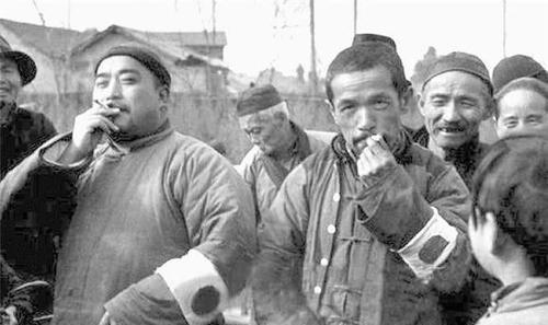 刘黑七料定自己无力和军阀抗争,于是分别选择假装成为