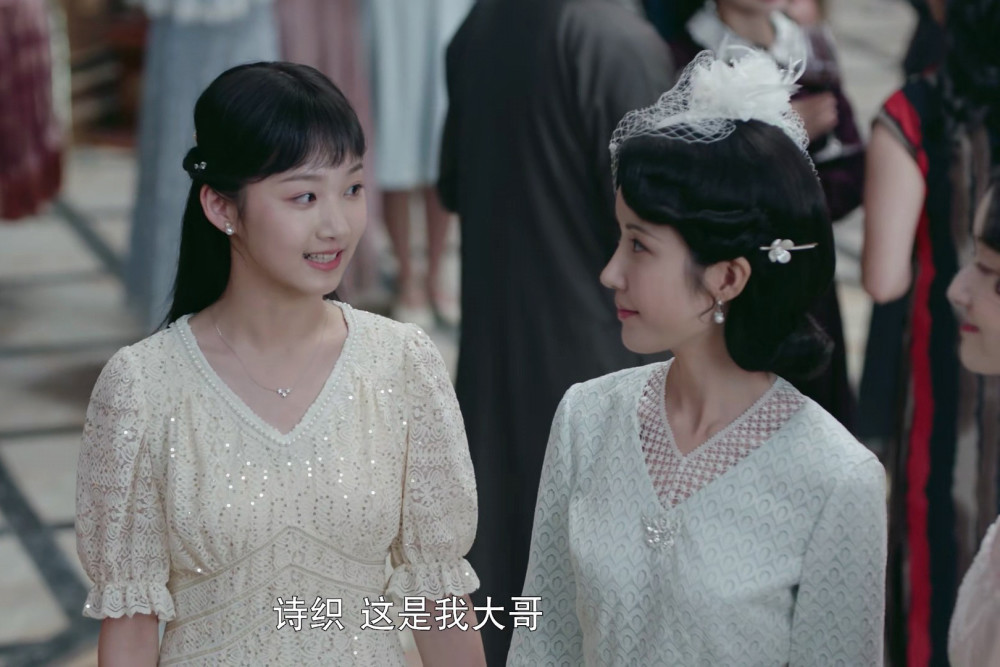 桥本诗织带着偷拍的照片去找容定坤,让容定坤和杜家解除婚约,杜兰馨