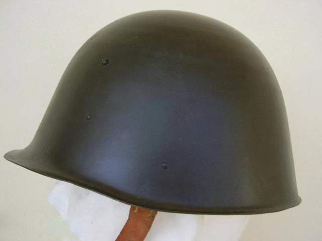 所装备的一种头盔,它仿制于二战美军的m1钢盔和二战苏军的ssh40钢盔