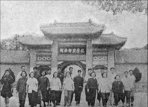 大学变成了河南师范学院,1953年8月6日,河南大学与平原师范学院合并