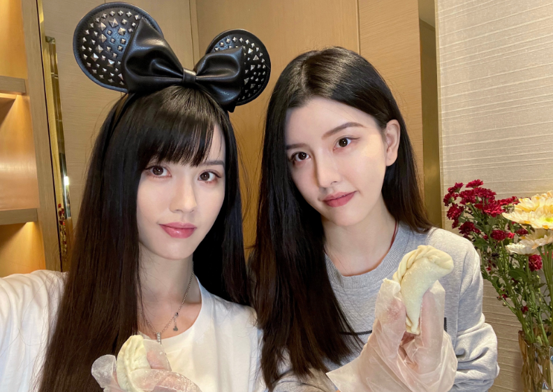 by2妹妹起诉李靓蕾后首露笑容姐妹俩共度新年一起包饺子状态佳