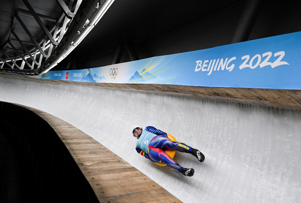 北京冬奥会国家雪车雪橇中心举行冬奥会首场官方训练