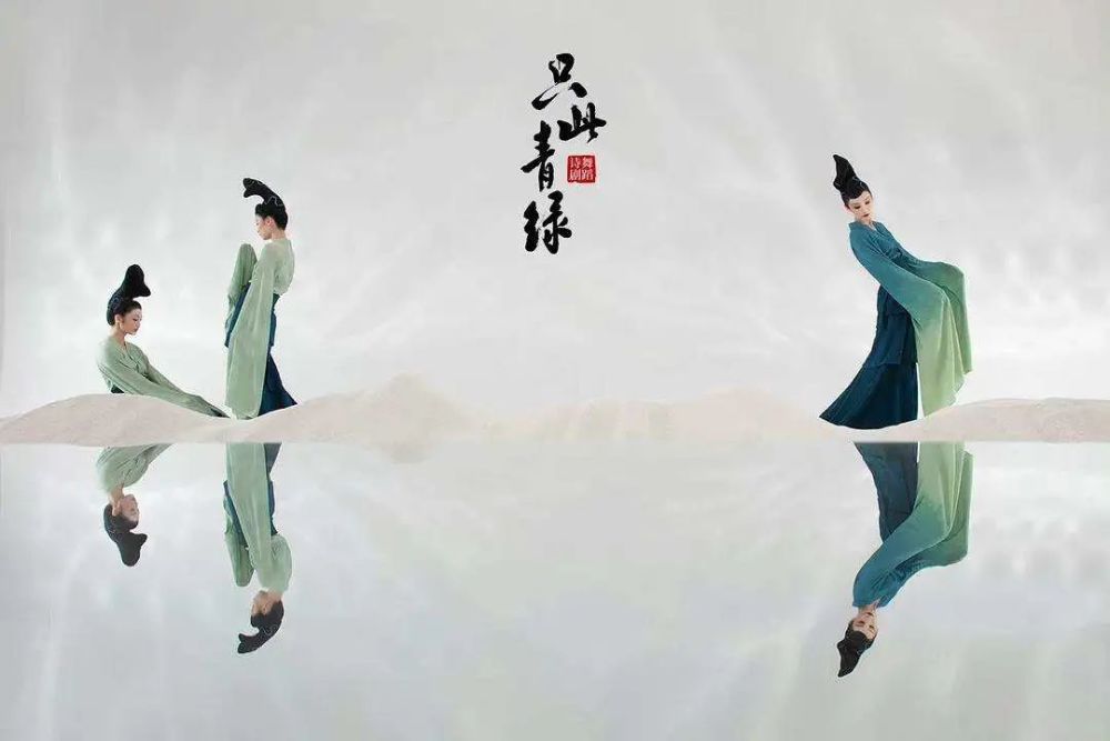 用春水做墨,雀翎做笔,绘出这绵亘的山势,幽静的深谷.