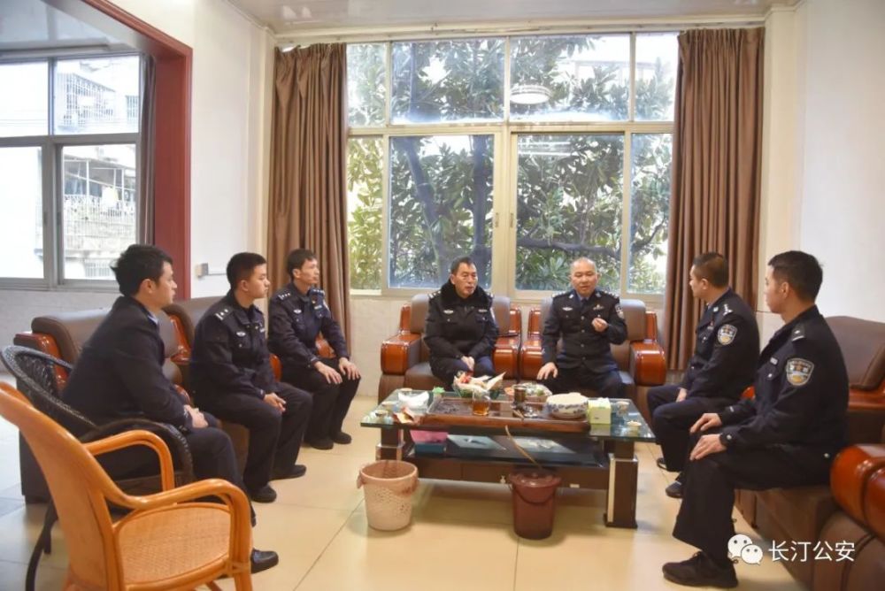 副县长,局长郑炎辉,局党委副书记,政委陈龙飞分别深入全县公安基层所