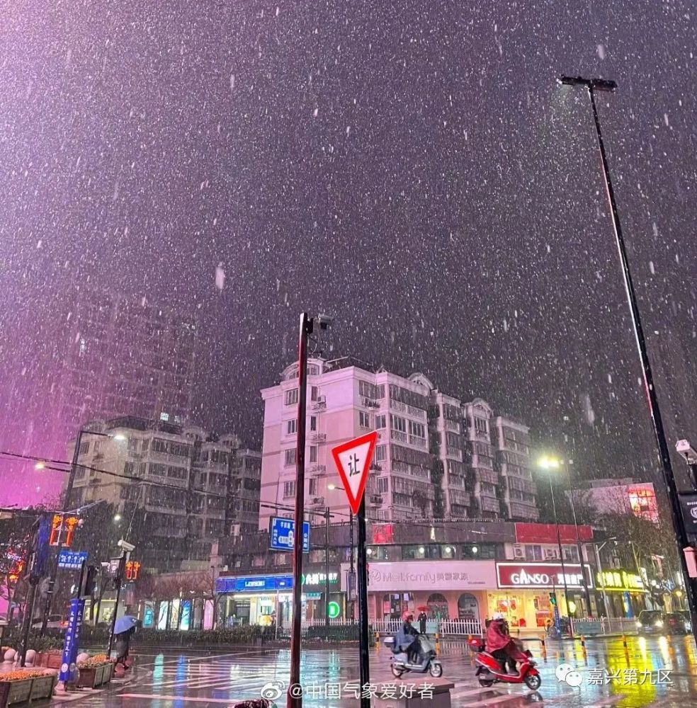 难得一见嘉兴鹅毛大雪更晴天霹雳的是今晚假期结束第一天上班都要下雪