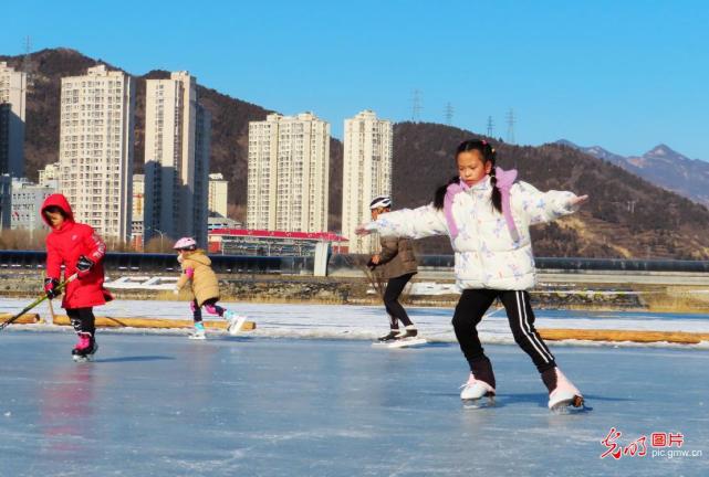 2022年2月2日,北京,市民在永定河门城湖大众冰场开心畅滑,尽情享受冰