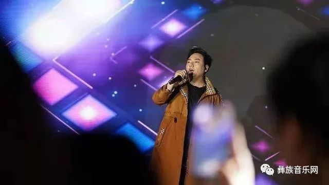 当晚,歌手海来阿木在春晚舞台上连唱《五十年以后》和《来跳舞》两首