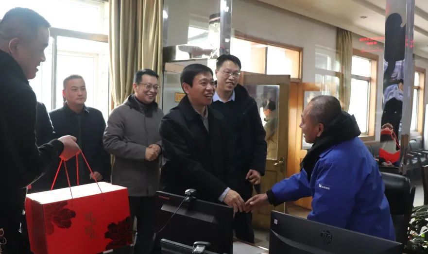 霍州煤电领导春节期间慰问基层坚守岗位干部职工