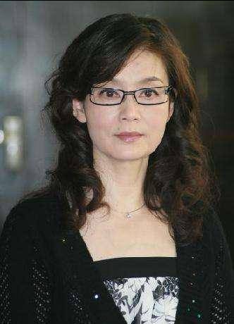 影后潘虹离婚35年不恋爱公然喊话思念前夫她到底在追求什么