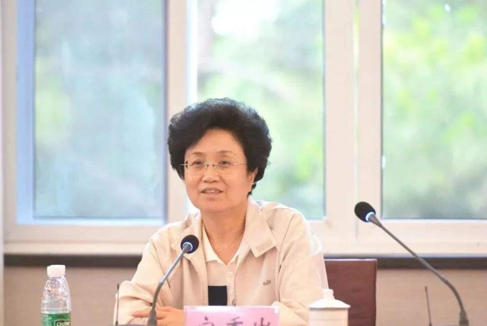 她28岁担任宣传部副部长50岁担任青海省省长今年67岁仍在奋斗