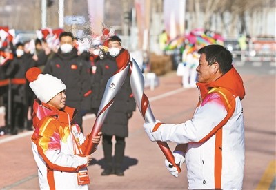 八达岭长城点位第30棒火炬手成龙张家口赛区火炬传递 供图/新华社世