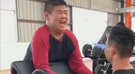 240斤,是平常三个同学加在一起的体重,超过了一般成年男人胖子的体重