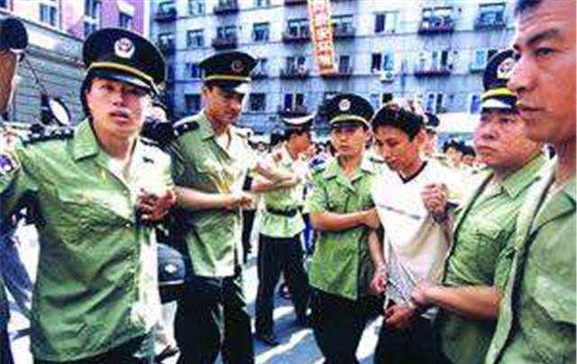 2003年12月22日,43岁的沈阳黑老大刘涌迎来了他人生中最后一次审判,最