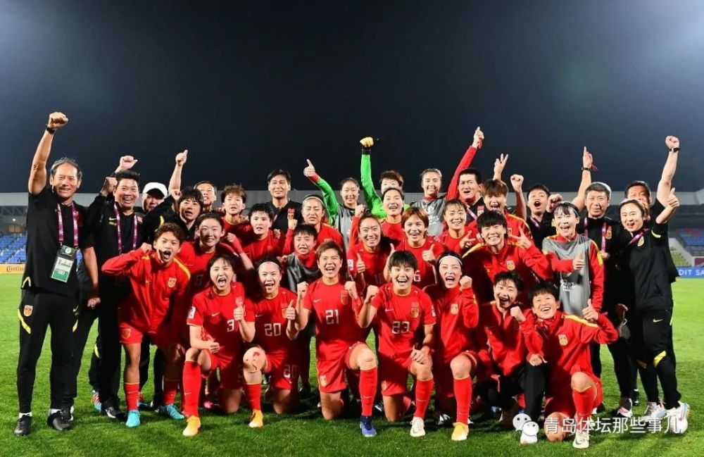 中国女足在淘汰日本队闯进女足亚洲杯决赛后合影留念.