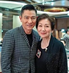 刘德华老婆近照曝光身体发福变成大妈和刘德华差距好大