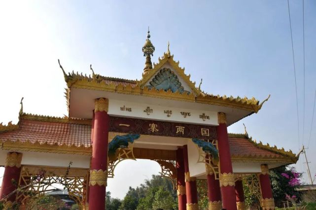 瑞丽,西北,西南,东南三面与缅甸山水相连,在距离芒市10余公里的中缅