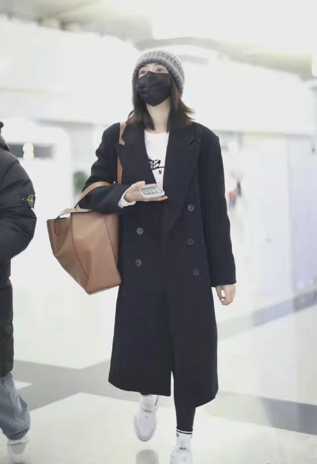 高圆圆示范同件黑色大衣的两种不同穿搭方式,时髦大气又有女人味
