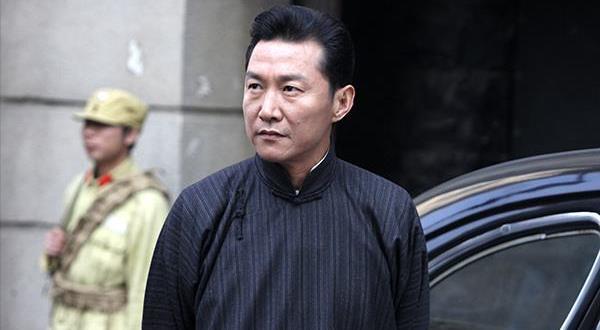 因家境贫寒没钱上学的他,17岁时放弃团长位置,走红后娶瑞典妻子