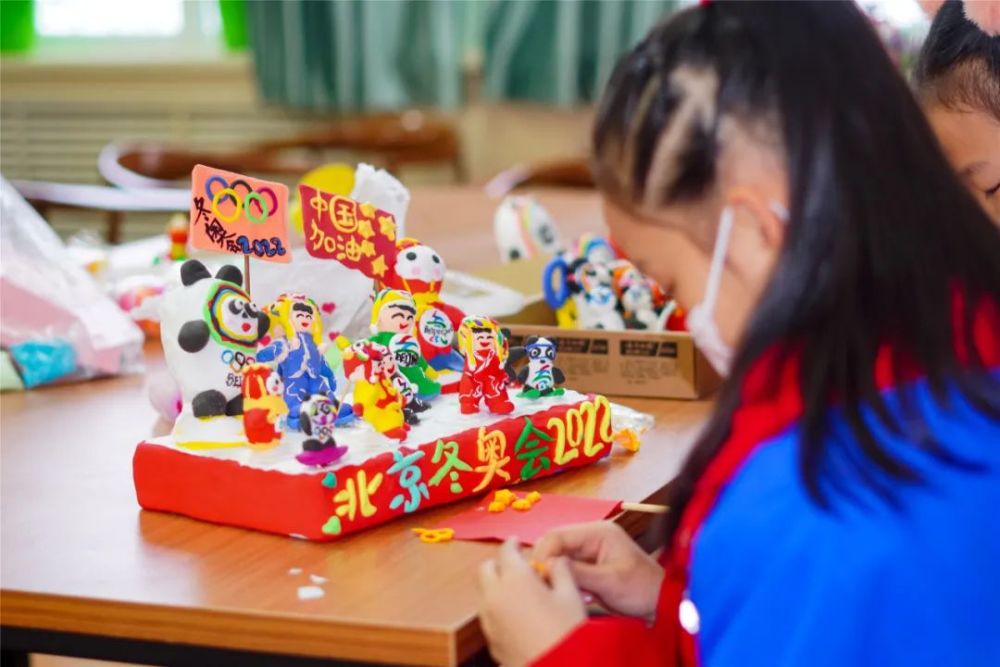 彩泥造型并想象创作了北京冬奥会比赛中运动员们忘我拼搏的场景表达对