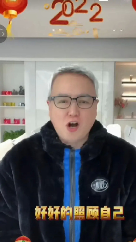 林瑞阳带女儿逛街,到折扣店里面购物,消费开始降级了