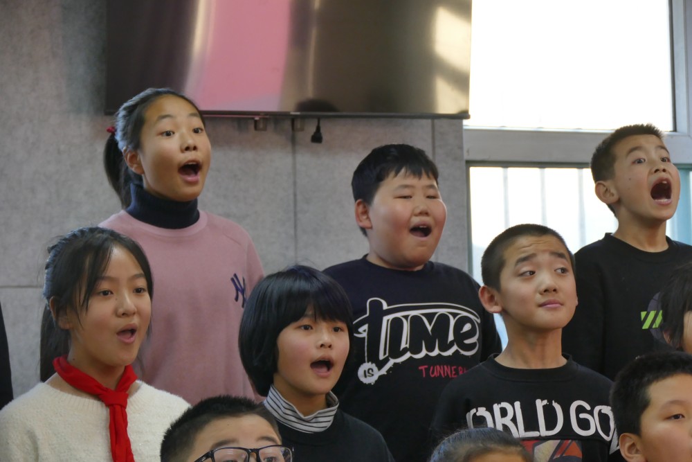 来自北京外国语大学的林嘉濠是合唱团的语言老师之一.