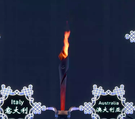 两人手持火炬走到了大雪花的中间,插上火炬,这就是北京冬奥会的主
