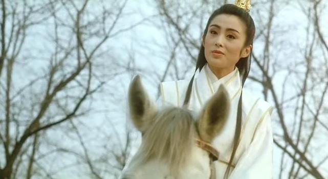 事隔29年,张敏再与新版《倚天屠龙记》互动,再次以同样造型骑白马回眸