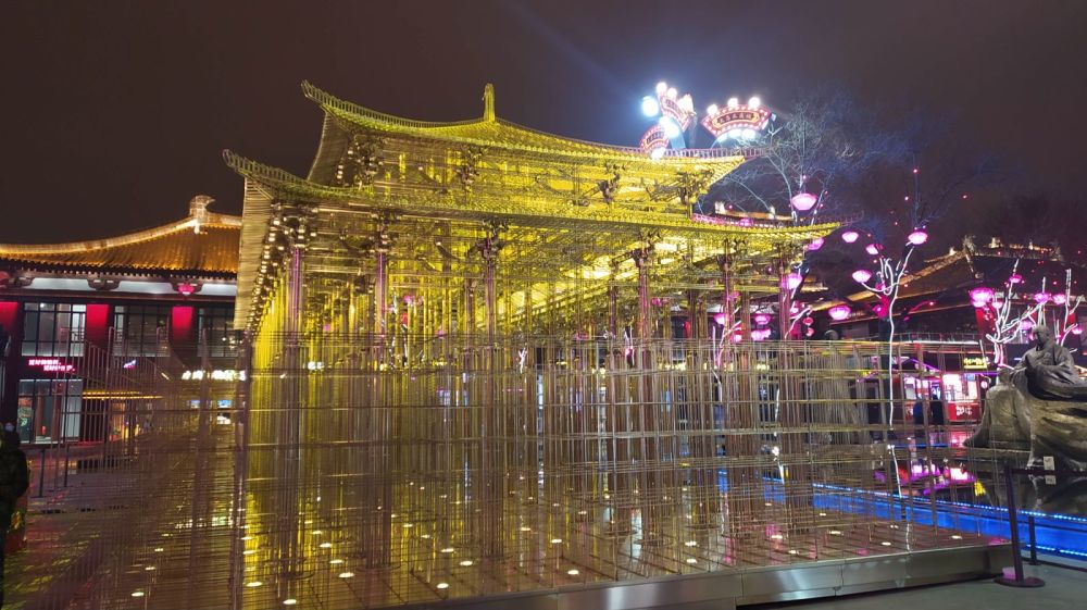 虎年春节的西安旅游大唐不夜城灯火辉煌但大多数是本地人