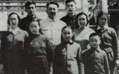 她是开国大将的夫人子女八人个个优秀如今年近百岁幸福美满