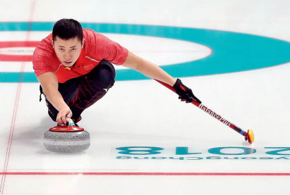 2018年2月8日,韩国平昌冬奥会江陵冰壶中心,中国混双选手巴德鑫正在