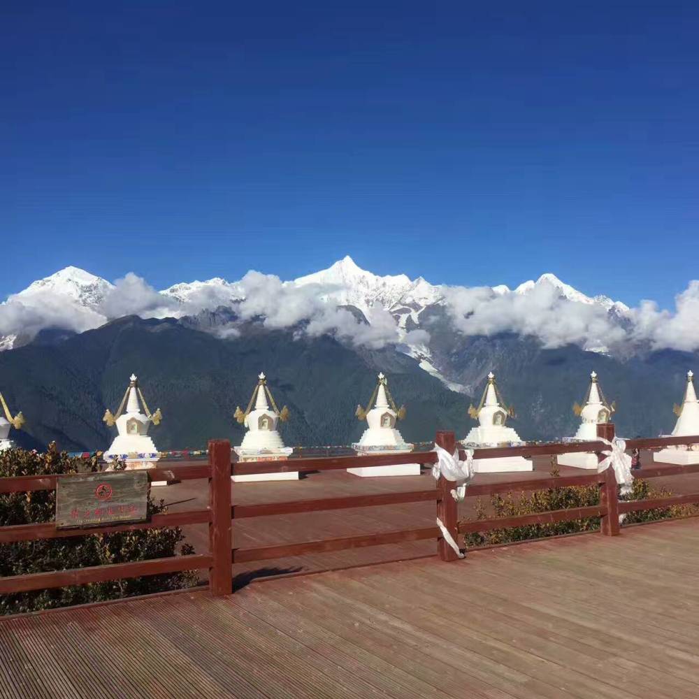 香格里拉景区内雪峰连绵,云南省最高峰卡瓦格博峰巍峨壮丽.