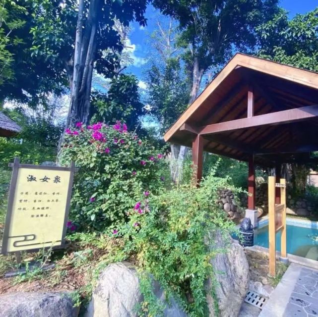 冕宁县灵山景区﹢﹢灵山温泉被风光绮丽的灵山环抱四周皆是郁郁葱葱的