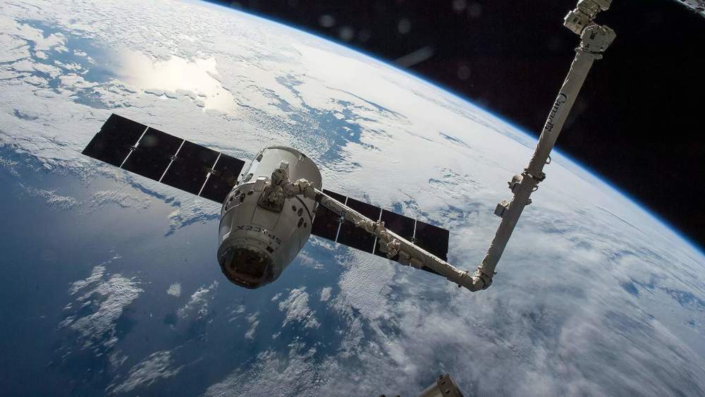 美航天局为俄宇航员今年秋季乘坐龙飞船展开筹备工作