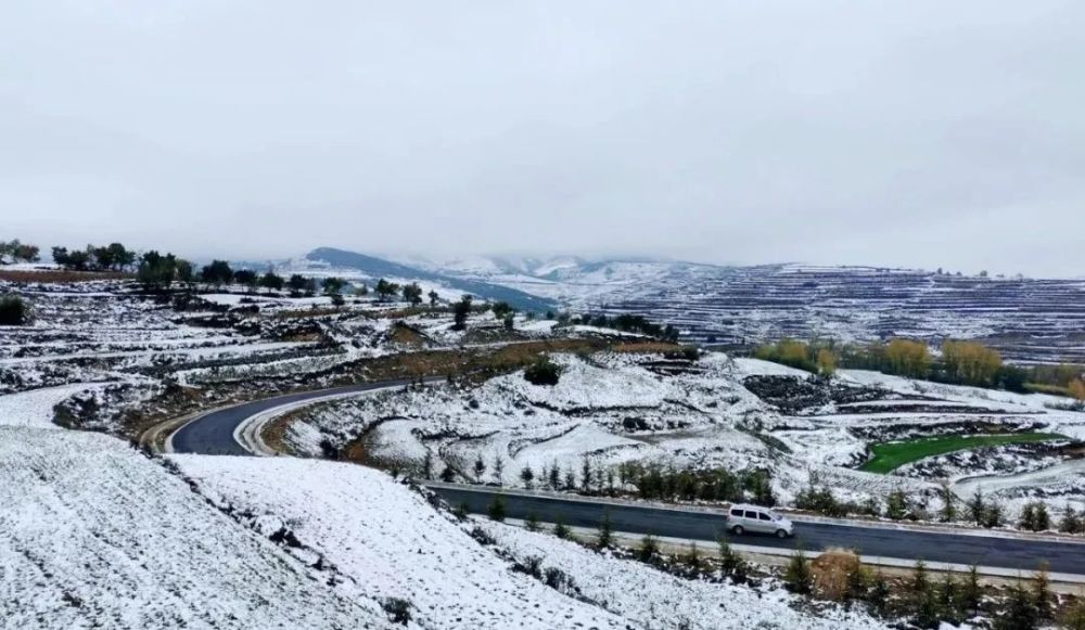 康乐县旅游大通道西起八松乡葱滩,南至景古镇石家河滩,全程102公里,是